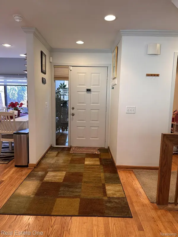 5505 Walnut CIR W, West Bloomfield Charter Township, MI 48322