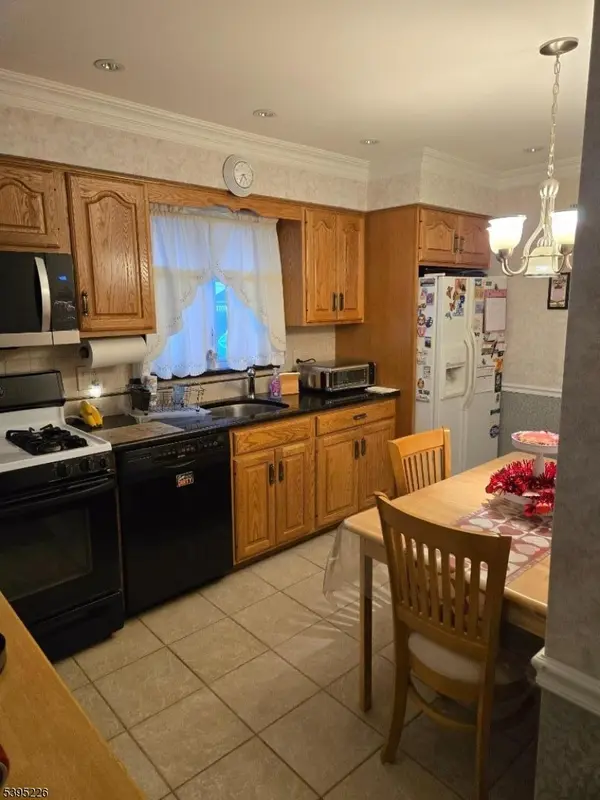 95 Elizabeth Pl, Totowa Boro, NJ 07512