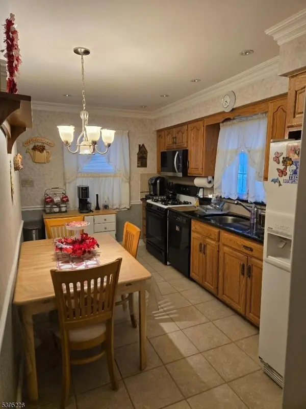 95 Elizabeth Pl, Totowa Boro, NJ 07512