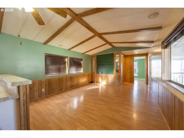 56 MANOR LOOP, Roseburg, OR 97471