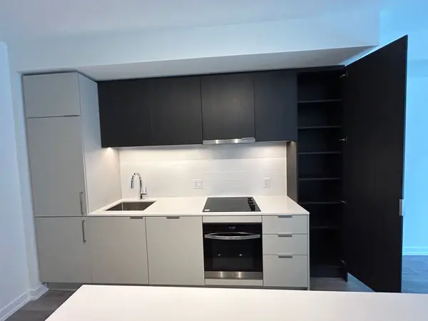 89 Church ST #702, Toronto C08, ON M5C 2G3