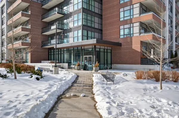 1 Neighbourhood LN #401, Toronto W07, ON M8Y 0C2