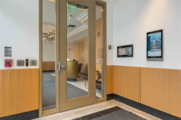 123 Maurice DR #201, Oakville, ON L6K 2W6