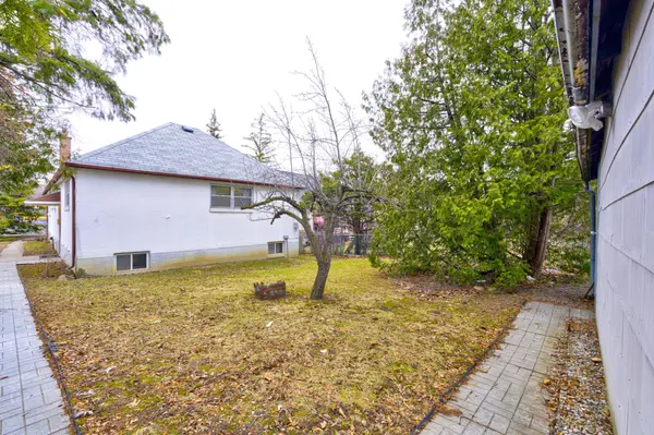 21 Dixon RD, Toronto W09, ON M9P 2K9