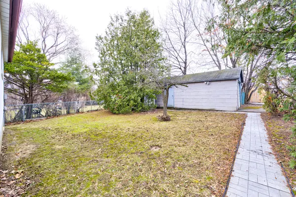 21 Dixon RD, Toronto W09, ON M9P 2K9