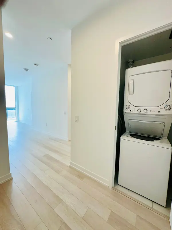 39 Roehampton AVE #2401, Toronto C10, ON M4P 0G1