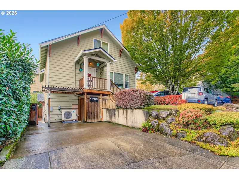 700 BARTON AVE, Gladstone, OR 97027