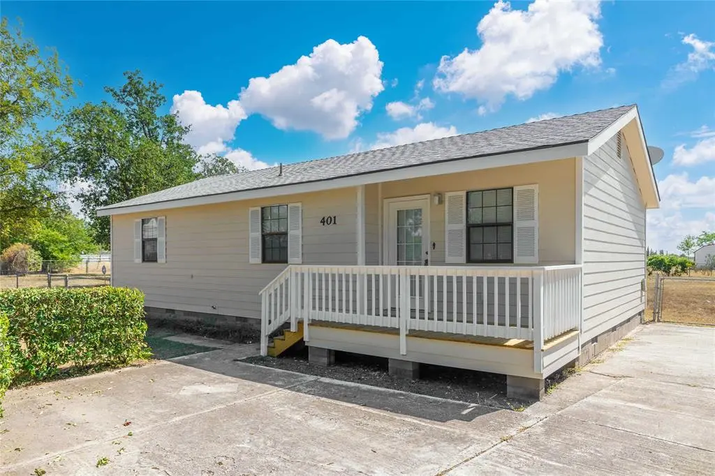 401 E Goodwin Street, Bangs, TX 76823