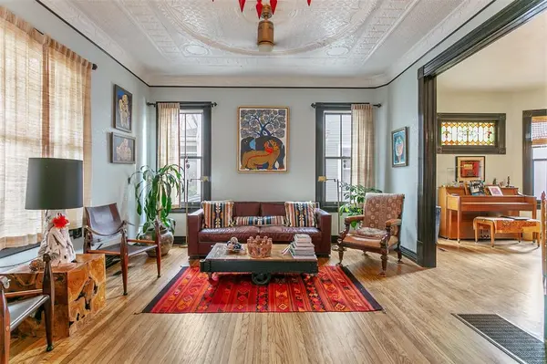 327 S Edgefield Avenue, Dallas, TX 75208