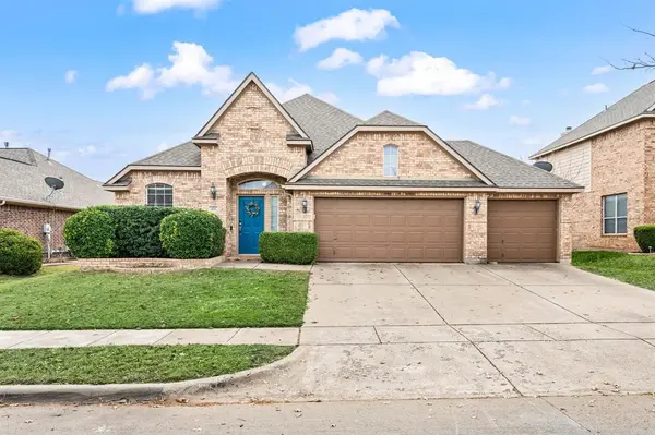 833 Hemlock Trail,  Saginaw,  TX 76131