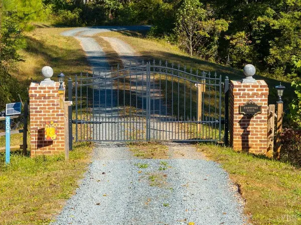 2004 Seven Meadows LN, Appomattox, VA 24522