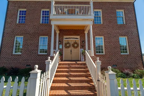 2004 Seven Meadows LN, Appomattox, VA 24522