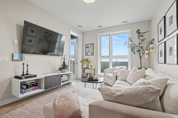 95 Dundas ST W #309, Oakville, ON L6M 5N4