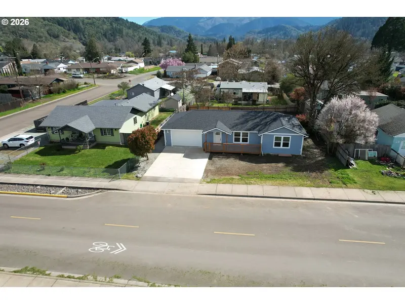 579 E 4TH AVE, Riddle, OR 97469