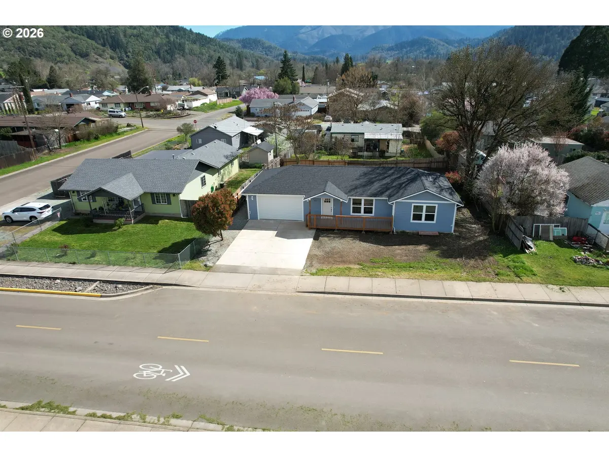 579 E 4TH AVE, Riddle, OR 97469