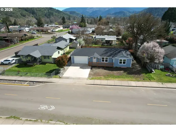 579 E 4TH AVE, Riddle, OR 97469