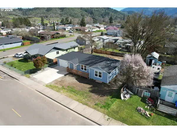579 E 4TH AVE, Riddle, OR 97469