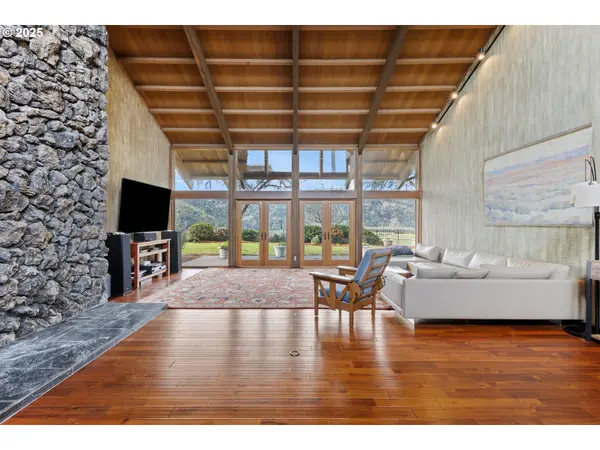 141 UMPQUA COLLEGE RD, Roseburg, OR 97470