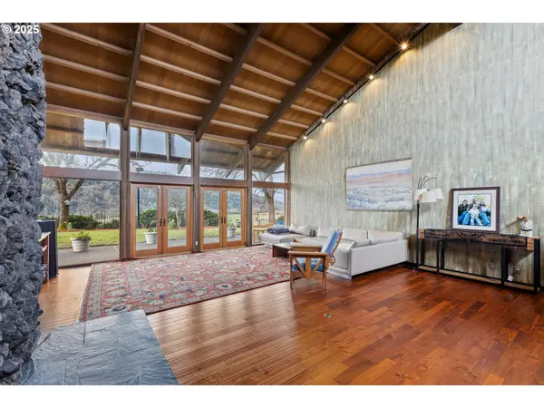 141 UMPQUA COLLEGE RD, Roseburg, OR 97470