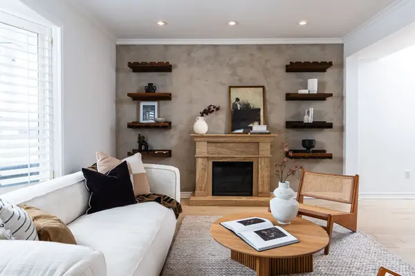 92 Delma DR, Toronto W06, ON M8W 4P1