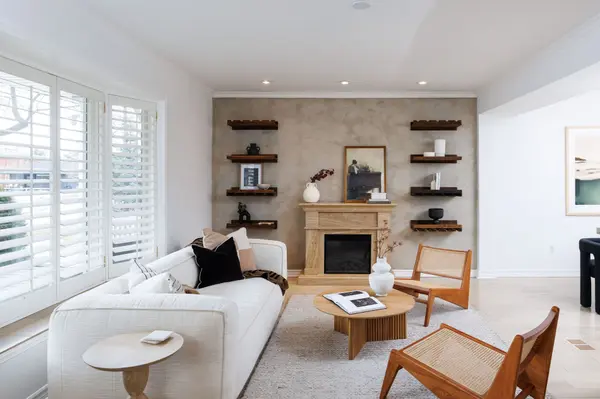 92 Delma DR, Toronto W06, ON M8W 4P1