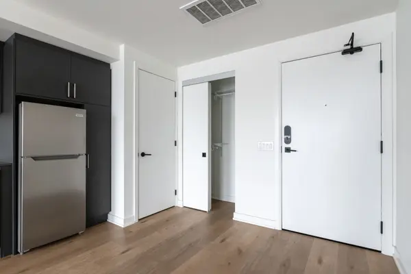 7 Fairbank AVE W #405, Toronto W04, ON M6E 3Y5