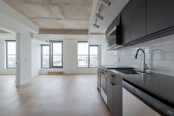 7 Fairbank AVE W #405, Toronto W04, ON M6E 3Y5