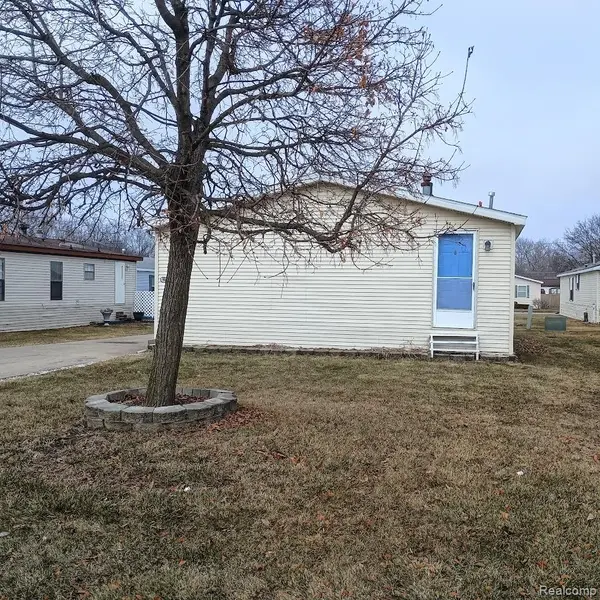 19859 Arcadia DR, Clinton Charter Township, MI 48036