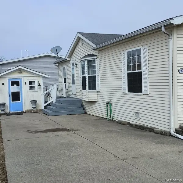 19859 Arcadia DR, Clinton Charter Township, MI 48036