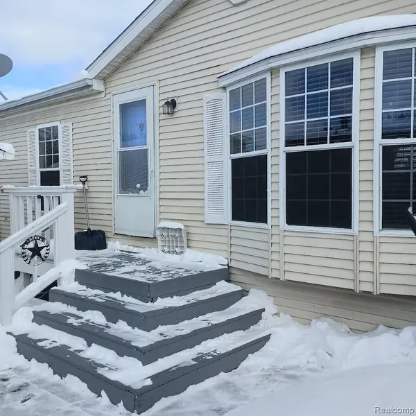 19859 Arcadia DR, Clinton Charter Township, MI 48036