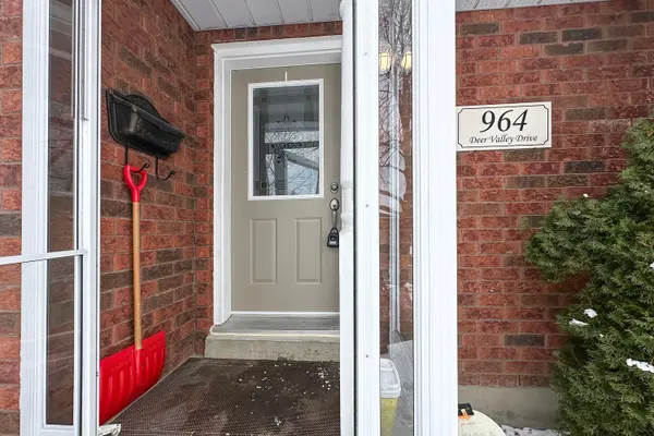 964 Deer Valley DR, Oshawa, ON L1J 8N7