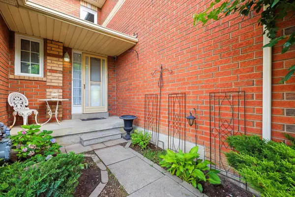 99 Creekwood CRES, Whitby, ON L1R 2K1