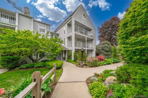 3553 Port Cove DR #39, Waterford Charter Township, MI 48328