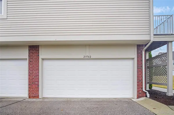 29742 Fox Run CIR, Warren, MI 48092