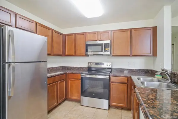 29742 Fox Run CIR, Warren, MI 48092