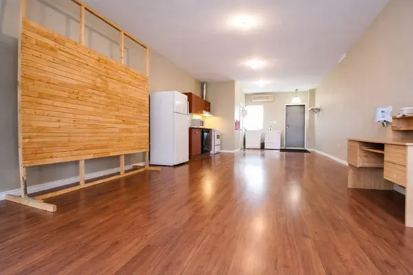 1038 Coxwell AVE #2nd Floor, Toronto E03, ON M4C 3G5