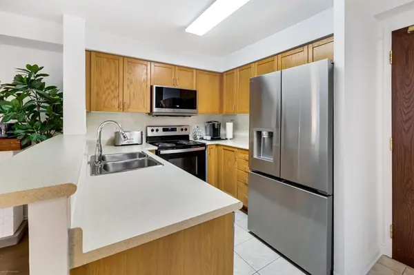 11 MICHAEL POWER PL #513, Toronto W08, ON M9A 5G3