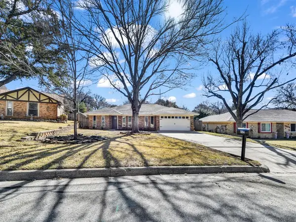 5804 Gatewood Drive,  Arlington,  TX 76016
