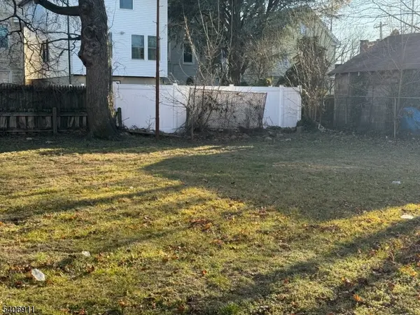 20 Grand St, Garfield City, NJ 07026