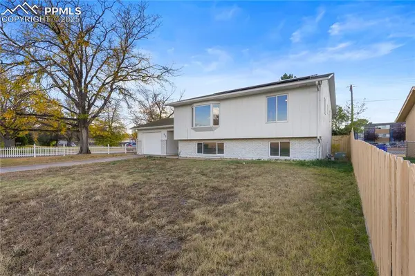 2133 Oakwood LN, Pueblo, CO 81005