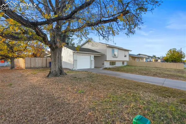 2133 Oakwood LN, Pueblo, CO 81005