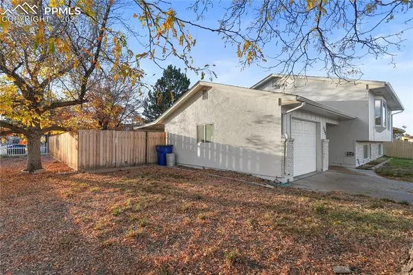 2133 Oakwood LN, Pueblo, CO 81005