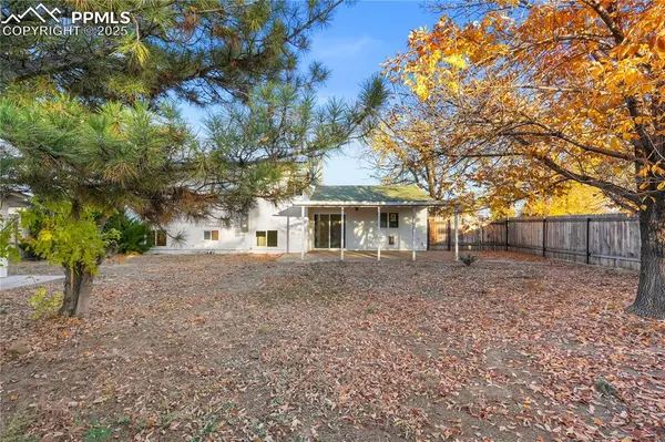 2133 Oakwood LN, Pueblo, CO 81005