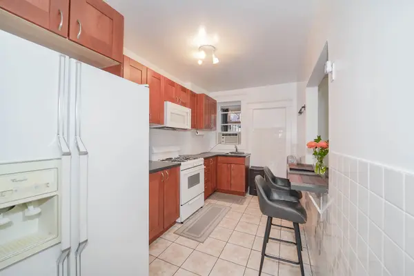 684 College ST, Toronto C01, ON M6G 1C1