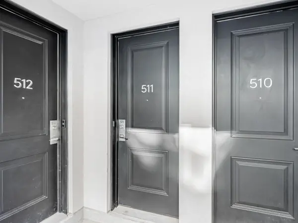 657 Cricklewood DR #511, Mississauga, ON L5G 0B8