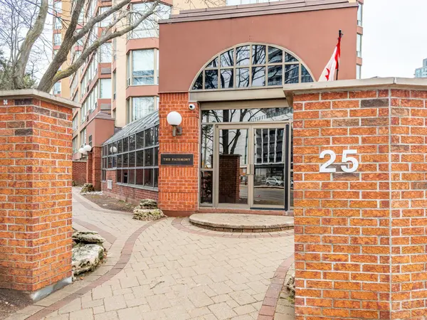 25 Fairview RD W #1103, Mississauga, ON L5B 3Y8