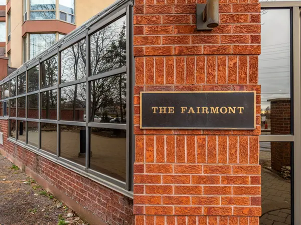 25 Fairview RD W #1103, Mississauga, ON L5B 3Y8