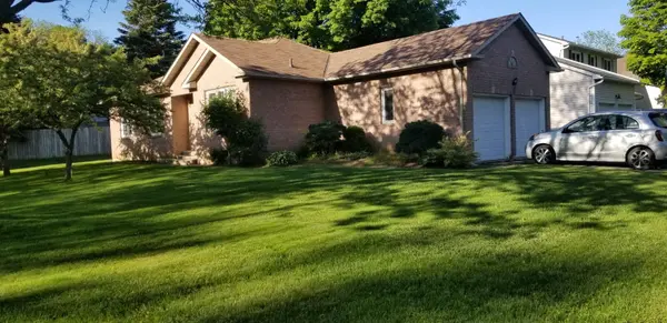 17 Meadowbrook LN, Pelham, ON L0S 1E4