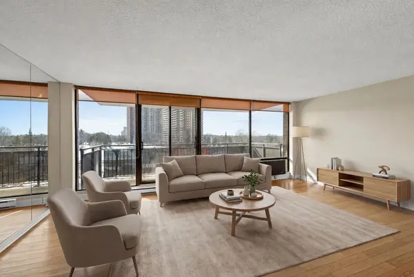 1190 Richmond RD #502, Woodroffe, ON K2B 8J3