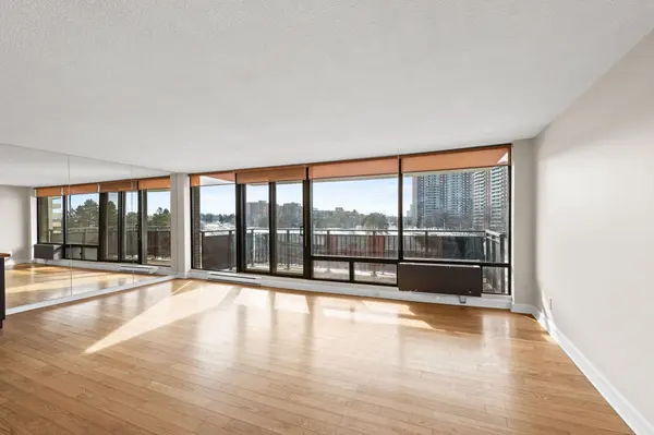 1190 Richmond RD #502, Woodroffe, ON K2B 8J3